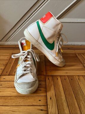 Nike Blazer Mid 77 Kids / Woman’s Sneakers - Size 6Y